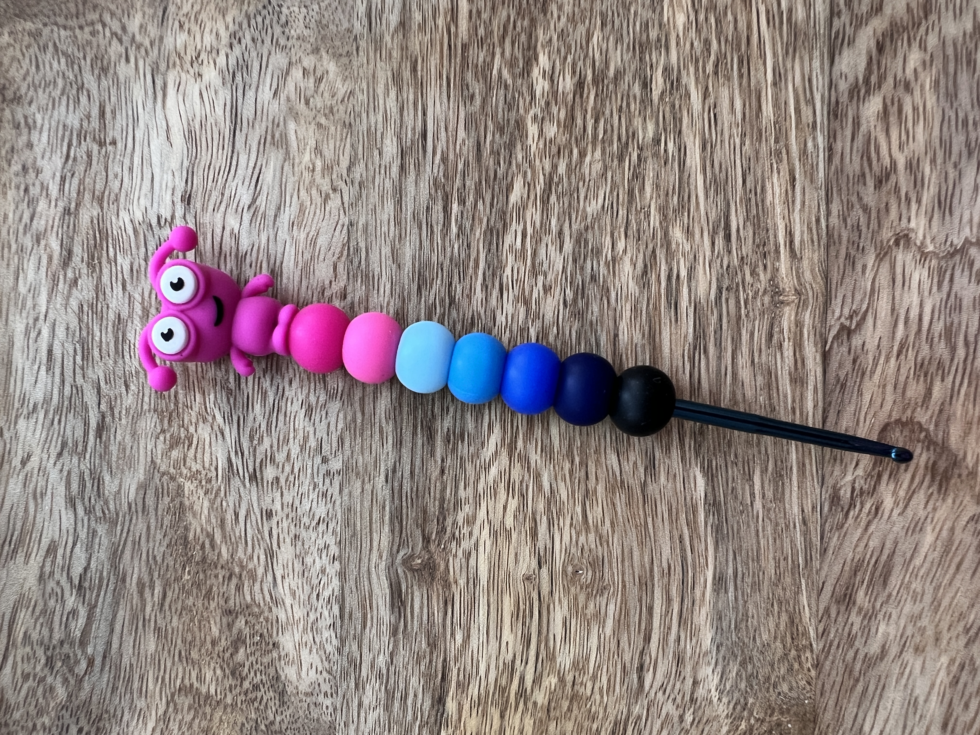 Designový háček 3mm- Mravenec (růžová)