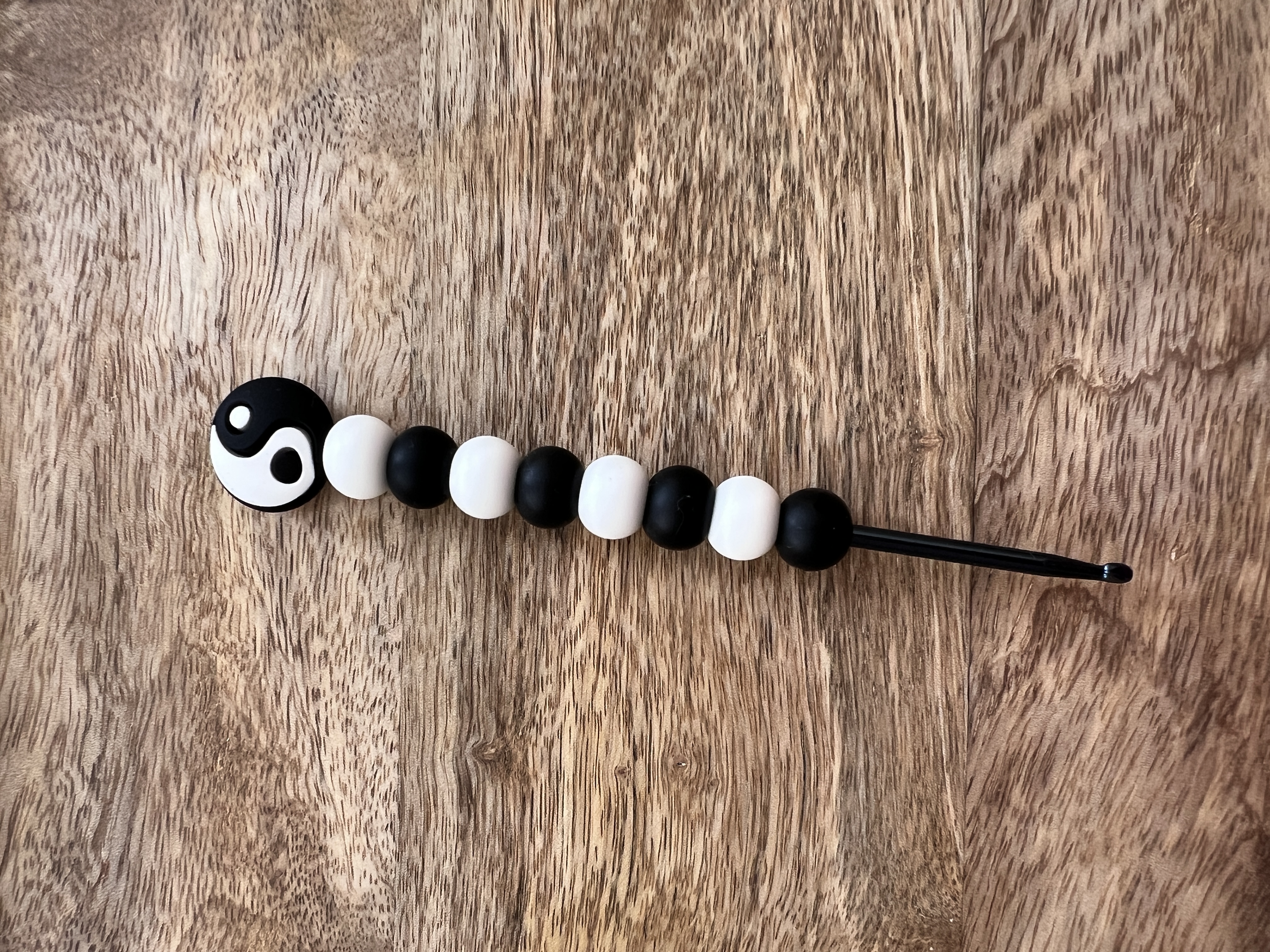 Designový háček 3mm/3,5mm- jin jang černobílý