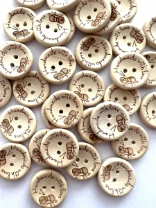 Knoflík dřevěný HANDMADE WITH LOVE-klubíčko / průměr 2cm