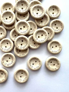 Knoflík dřevěný- HANDMADE WITH LOVE / průměr 1,8cm