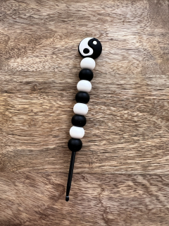 Designový háček 3mm/3,5mm- jin jang černobílý
